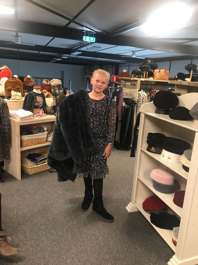 De nieuwe wintercollectie kinderkleding hangt nu in de winkel.